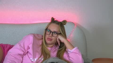 Snapshot of marianeumann chatting on 02/26/25, 10:15 Maria online show from 02/26/25, 10:15