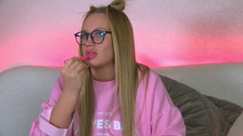 Snapshot of marianeumann chatting on 02/26/25, 01:19 Maria online show from 02/26/25, 01:19