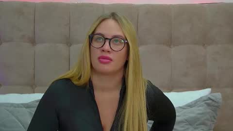 Snapshot of marianeumann chatting on 02/28/25, 06:31 Maria online show from 02/28/25, 06:31