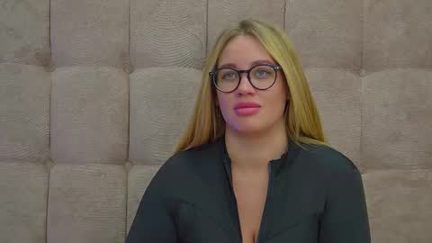 Snapshot of marianeumann chatting on 02/28/25, 09:33 Maria online show from 02/28/25, 09:33