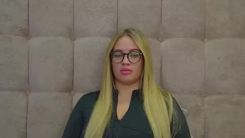 Snapshot of marianeumann chatting on 03/01/25, 12:39 Maria online show from 03/01/25, 12:39