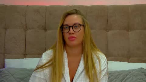 Snapshot of marianeumann chatting on 03/06/25, 07:03 Maria online show from 03/06/25, 07:03