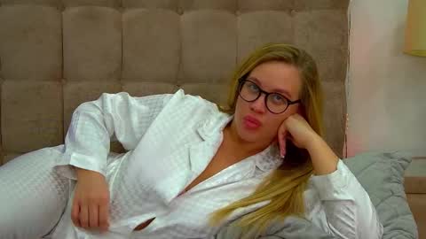 Snapshot of marianeumann chatting on 03/06/25, 01:14 Maria online show from 03/06/25, 01:14