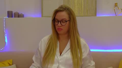 Snapshot of marianeumann chatting on 03/10/25, 05:11 Maria online show from 03/10/25, 05:11