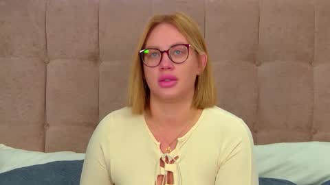 Snapshot of marianeumann chatting on 09/18/25, 06:26 Maria online show from 09/18/25, 06:26