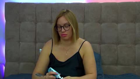 Snapshot of marianeumann chatting on 09/24/25, 07:33 Maria online show from 09/24/25, 07:33