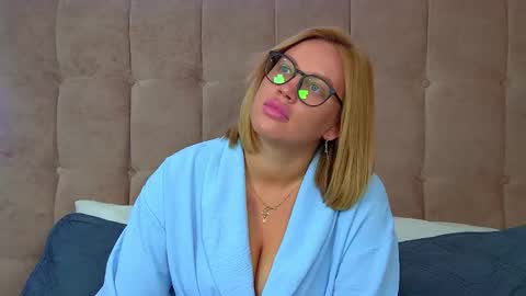 Snapshot of marianeumann chatting on 10/09/25, 06:22 Maria online show from 10/09/25, 06:22