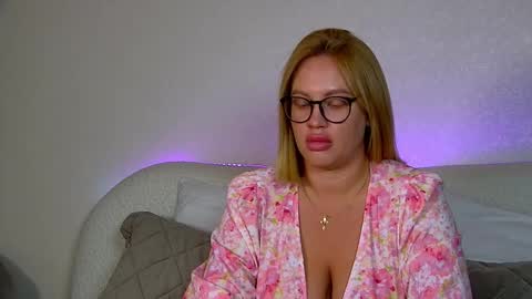 Snapshot of marianeumann chatting on 10/18/25, 06:41 Maria online show from 10/18/25, 06:41