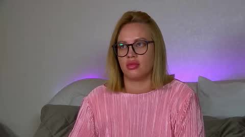 Snapshot of marianeumann chatting on 10/19/25, 06:19 Maria online show from 10/19/25, 06:19