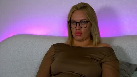 Snapshot of marianeumann chatting on 10/23/25, 07:07 Maria online show from 10/23/25, 07:07