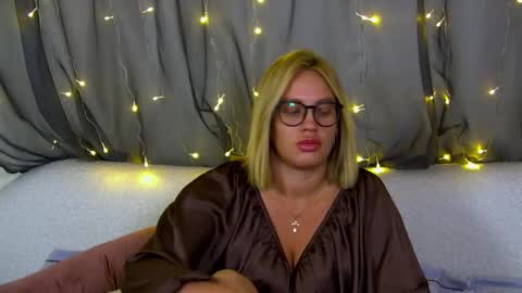 Snapshot of marianeumann chatting on 10/24/25, 08:11 Maria online show from 10/24/25, 08:11