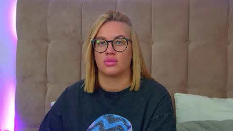 Snapshot of marianeumann chatting on 11/19/25, 06:24 Maria online show from 11/19/25, 06:24