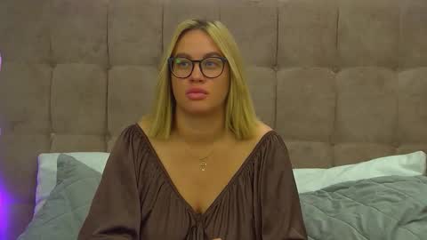 Snapshot of marianeumann chatting on 11/20/25, 07:08 Maria online show from 11/20/25, 07:08