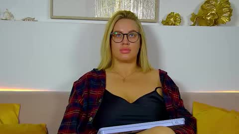 Snapshot of marianeumann chatting on 11/21/25, 06:34 Maria online show from 11/21/25, 06:34