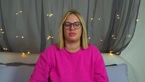 Snapshot of marianeumann chatting on 11/23/25, 06:19 Maria online show from 11/23/25, 06:19