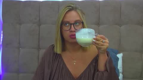 Snapshot of marianeumann chatting on 11/29/25, 07:06 Maria online show from 11/29/25, 07:06