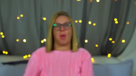 Snapshot of marianeumann chatting on 11/30/25, 06:23 Maria online show from 11/30/25, 06:23