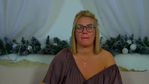 Snapshot of marianeumann chatting on 12/15/25, 07:18 Maria online show from 12/15/25, 07:18