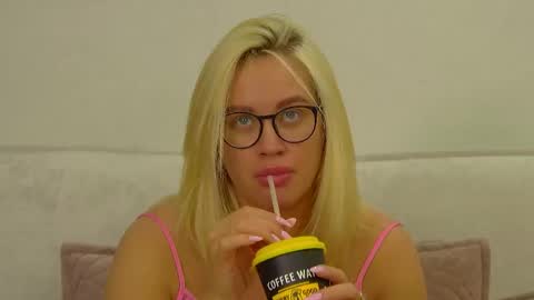 Snapshot of marianeumann chatting on 05/15/26, 08:43 Maria online show from 05/15/26, 08:43