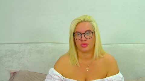 Snapshot of marianeumann chatting on 06/05/26, 07:03 Maria online show from 06/05/26, 07:03