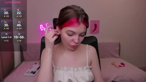 Snapshot of marie_reyess chatting on 05/10/26, 05:12 Marie 3 online show from 05/10/26, 05:12