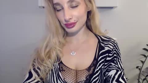 Snapshot of marilyndevilish chatting on 12/17/24, 09:38 MarilynDevilish online show from 12/17/24, 09:38