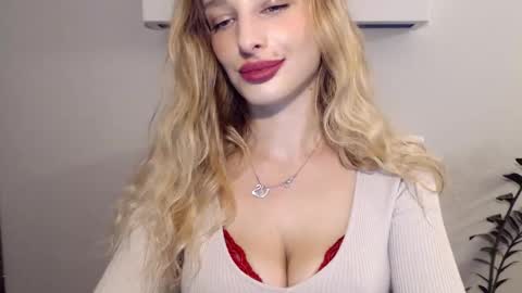 Snapshot of marilyndevilish chatting on 01/27/25, 04:43 MarilynDevilish online show from 01/27/25, 04:43