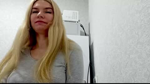 Snapshot of marinaobscura chatting on 10/08/25, 08:45 Emma online show from 10/08/25, 08:45