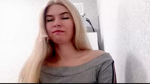 Snapshot of marinaobscura chatting on 10/17/25, 08:50 Emma online show from 10/17/25, 08:50