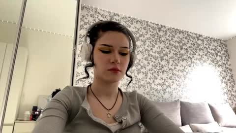 Mia 1st day here online show from 05/18/26, 02:12
