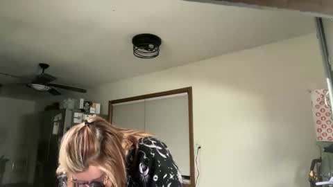 maroon_moon online show from 11/17/25, 11:54