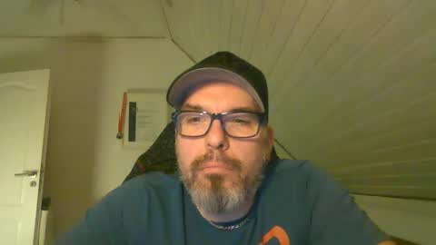 Snapshot of marriedcock1980 chatting on 02/19/25, 05:16 marriedcock1980 online show from 02/19/25, 05:16