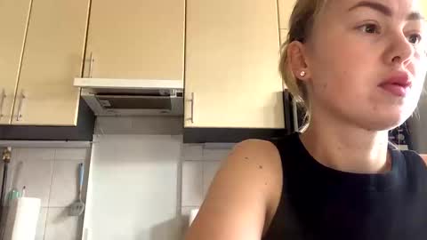 Snapshot of martaluna_ chatting on 10/29/25, 07:10 Marta online show from 10/29/25, 07:10