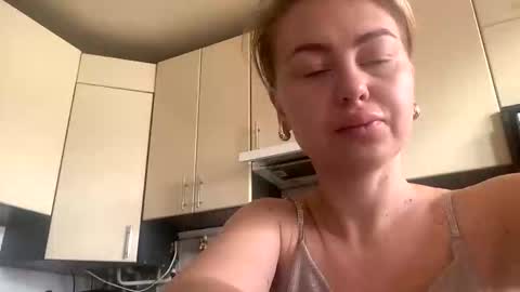 Snapshot of martaluna_ chatting on 11/05/25, 06:13 Marta online show from 11/05/25, 06:13