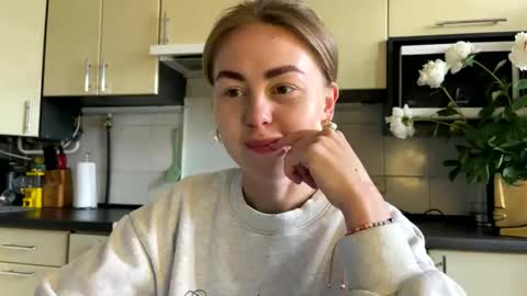 Snapshot of martaluna_ chatting on 05/29/26, 10:35 Marta online show from 05/29/26, 10:35