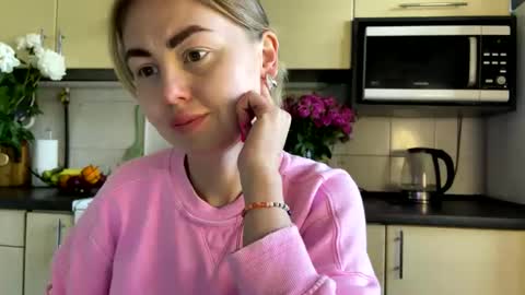 Snapshot of martaluna_ chatting on 05/31/26, 01:07 Marta online show from 05/31/26, 01:07