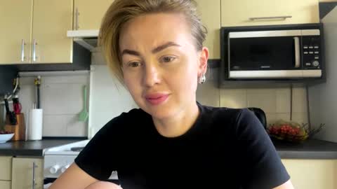Snapshot of martaluna_ chatting on 06/06/26, 10:53 Marta online show from 06/06/26, 10:53