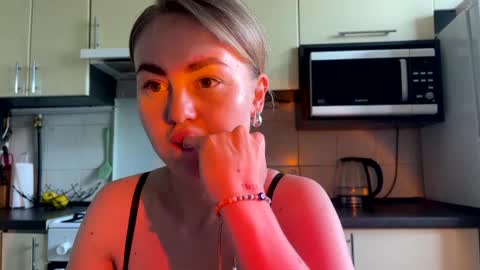 Snapshot of martaluna_ chatting on 06/12/26, 11:53 Marta online show from 06/12/26, 11:53