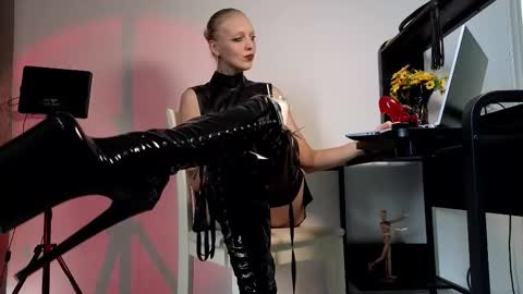 Ultimate Goddess online show from 10/04/25, 06:44