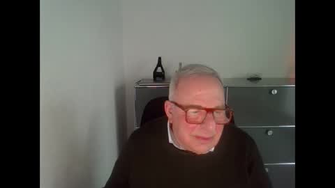 Snapshot of martin_1947 chatting on 02/16/25, 04:42 martin_1947 online show from 02/16/25, 04:42
