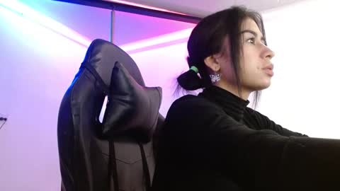 100 explicit here. follow  online show from 02/08/26, 12:30