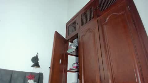 Laura online show from 12/01/25, 07:41