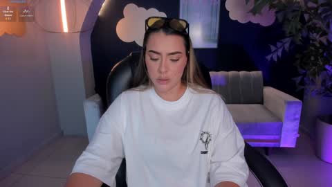 Snapshot of martinnabonnet chatting on 02/07/25, 01:22 Martinna Bonnet online show from 02/07/25, 01:22