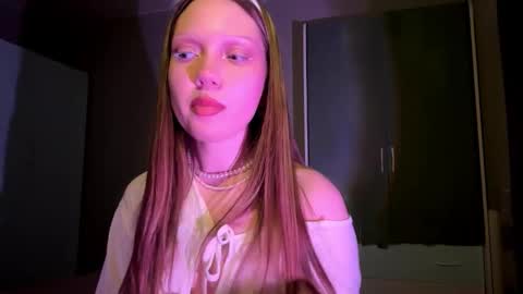 Snapshot of martinwion chatting on 10/29/25, 08:10 Emily online show from 10/29/25, 08:10