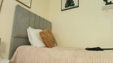 mary_cute9 online show from 04/22/26, 11:56