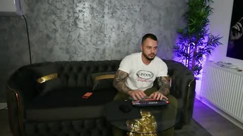 Snapshot of masterkingmuscle chatting on 04/01/26, 09:01 masterkingmuscle online show from 04/01/26, 09:01