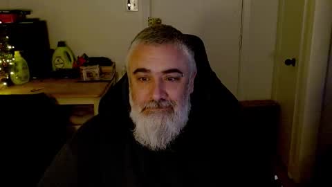 Snapshot of mastermcgirt chatting on 12/21/25, 05:36 Dave online show from 12/21/25, 05:36