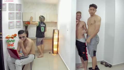 Snapshot of masters_sexx chatting on 02/15/25, 02:33 Team Cris Darwin- Fernando- Stiven- David online show from 02/15/25, 02:33