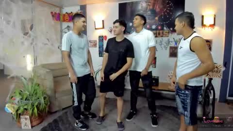 Snapshot of masters_sexx chatting on 10/26/25, 11:27 Team Cris Darwin- Fernando- Stiven- David online show from 10/26/25, 11:27