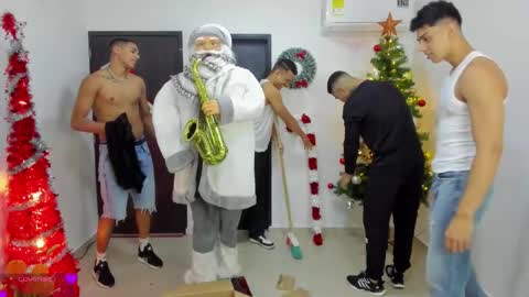 Snapshot of masters_sexx chatting on 12/04/25, 11:41 Team Cris Darwin- Fernando- Stiven- David online show from 12/04/25, 11:41